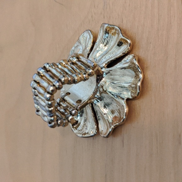 Latasia flower ring - Picture 2 of 3